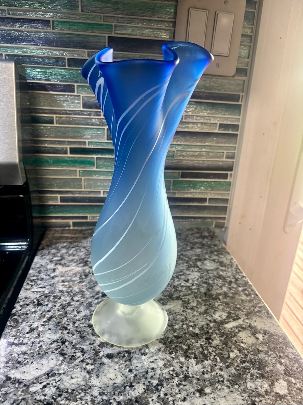 Mid-century Murano hand blown blue & white ruffle top vase - Picture 5 of 12